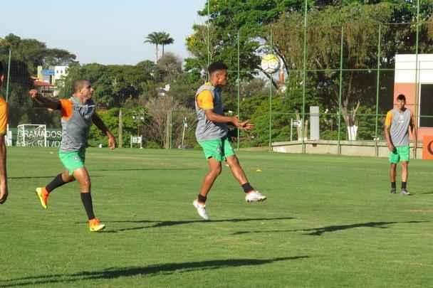 Fotos do treino do Amrica, nesta quarta-feira, no CT Lanna Drumond. Atividade com bola fechou preparao do Coelho para o clssico contra o Cruzeiro, marcado para esta quinta, s 21h, no Independncia, pela 23 rodada do Campeonato Brasileiro