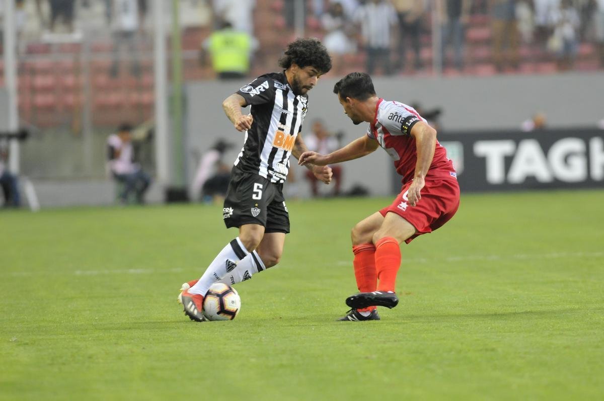 No primeiro tempo, Atltico abriu 3 a 1 no placar, com gols de Luan e Ricardo Oliveira (2)