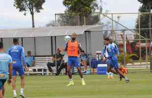 Adilson Batista em ao em seu primeiro treino  frente do Cruzeiro