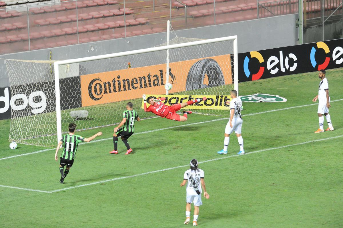 Fotos do duelo entre Amrica e Ponte Preta, no Independncia, em Belo Horizonte, em jogo de volta da quarta fase da Copa do Brasil