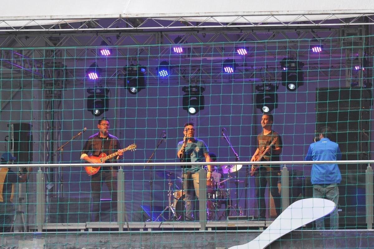 Jogadores, integrantes da comisso tcnica e dirigentes do Cruzeiro recebem faixas alusivas ao ttulo da Copa do Brasil