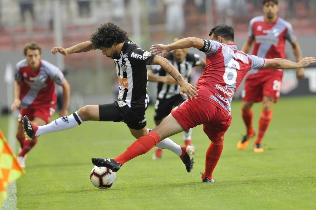 No primeiro tempo, Atltico abriu 3 a 1 no placar, com gols de Luan e Ricardo Oliveira (2)