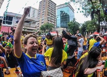 Com movimento menor do que em outros dias de jogos do Brasil, público festejou goleada construída ainda no primeiro tempo contra a Coreia do Sul