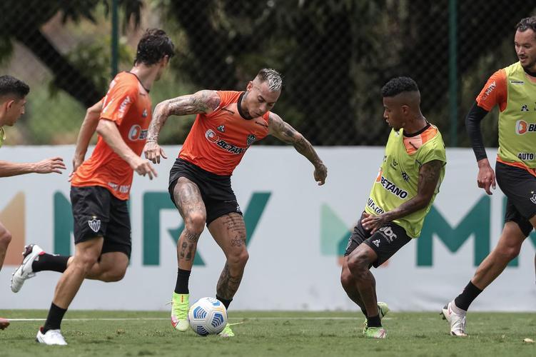 Após a vitória por 2 a 1 sobre o Cuiabá, neste domingo (24), pelo Campeonato Brasileiro, o elenco do Atlético se reapresentou e treinou na tarde desta segunda-feira (25), na Cidade do Galo, em Vespasiano. As atividades visaram o duelo de volta da semifinal da Copa do Brasil, contra o Fortaleza, que ocorrerá na quarta-feira (27). Por ter vencido o jogo de ida por 4 a 0, no Mineirão, o Galo tem vaga encaminhada na decisão do principal torneio mata-mata do país.