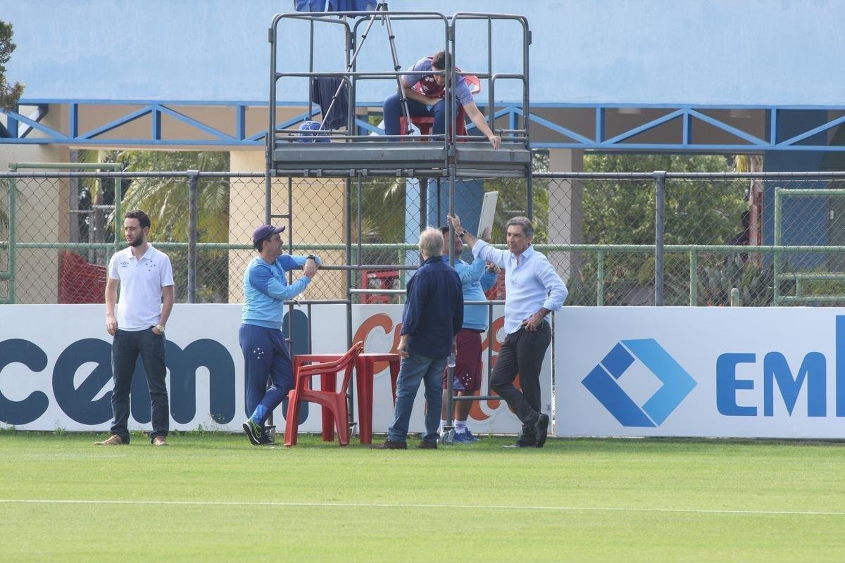 Presidente do Cruzeiro, Wagner Pires de S, acompanhou treino deste sbado, na Toca da Raposa II. Mais uma vez, Arrascaeta treinou normalmente e est cotado para iniciar como titular diante do Atltico-PR, na segunda-feira, no Mineiro, pelas oitavas de final da Copa do Brasil