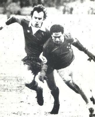 Palhinha disputa bola em campo coberto de neve, no jogo de ida, na Alemanha