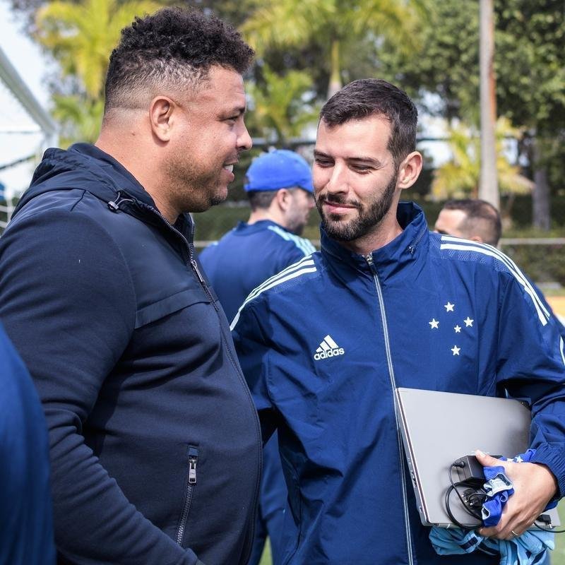 Em Belo Horizonte, Ronaldo acompanhou treino do Cruzeiro na manh desta quarta-feira (15) e conversou com jogadores na Toca da Raposa II