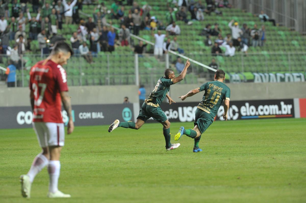 Juninho abriu o placar para o America com um golao, em chute de fora da rea: 1 a 0