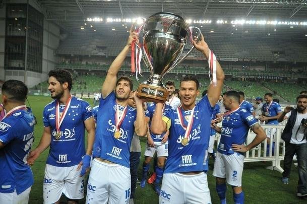 Entrega de medalhas e erguimento da taa: veja a festa do Cruzeiro com o bi do Mineiro