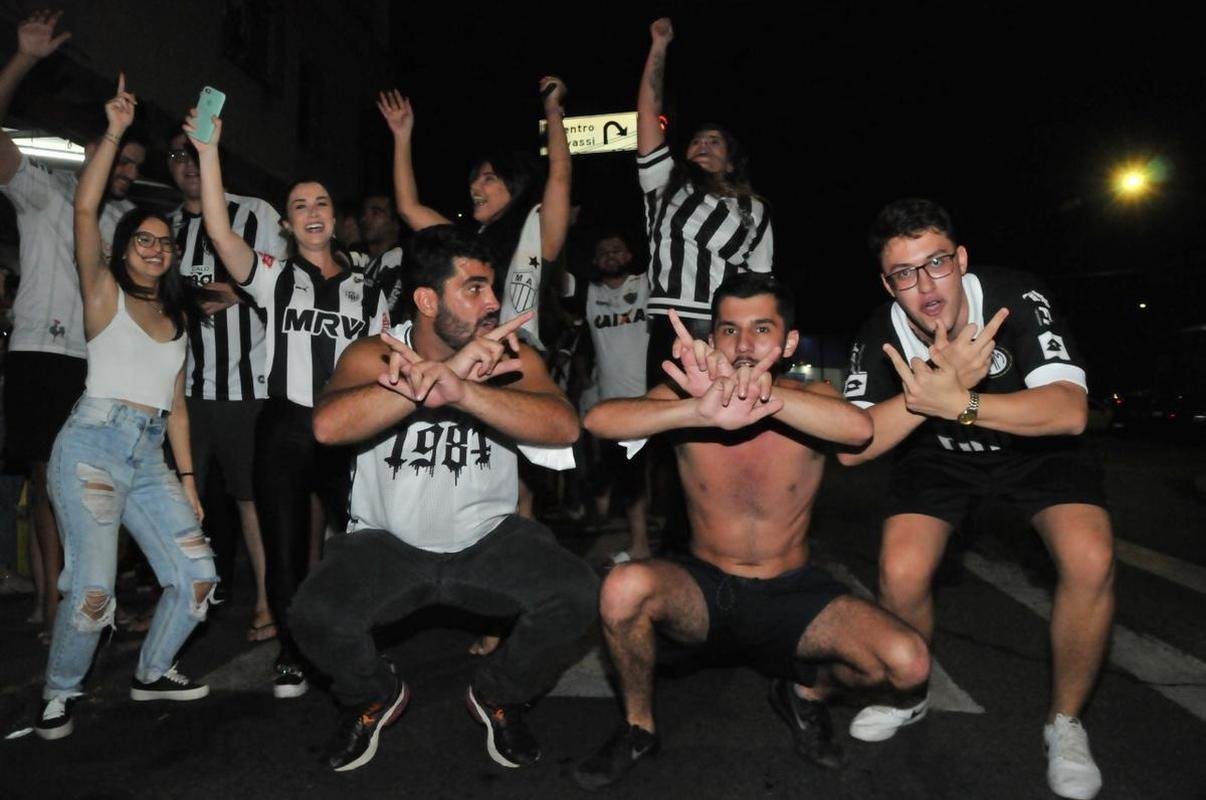 Torcedores do Galo comemoram classificao  final da Copa do Brasil no Bar do Salomo, tradicional reduto atleticano de Belo Horizonte