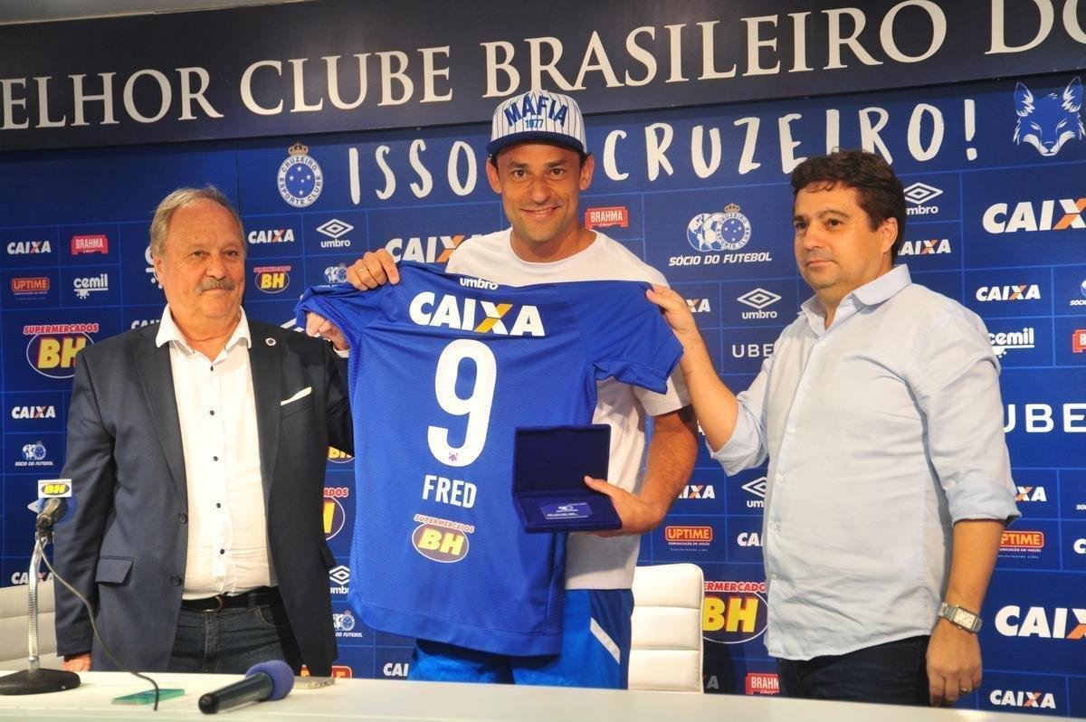 Fred foi apresentado no Cruzeiro pelo presidente Wagner Pires de S e pelo vice Itair Machado
