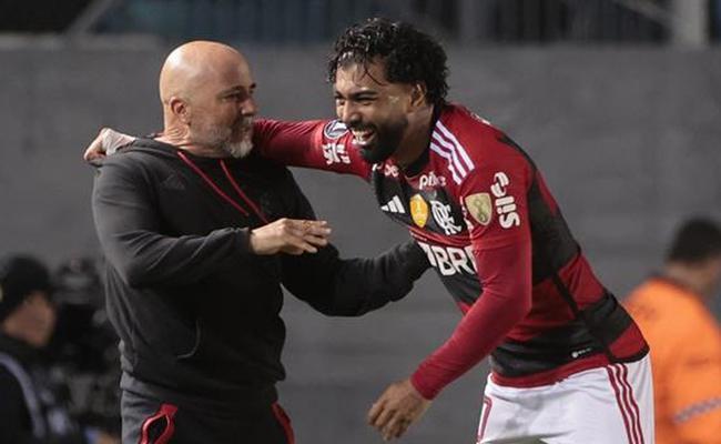 Gabigol comemora, ao lado do técnico Jorge Sampaoli, o gol contra o Racing (ARG)