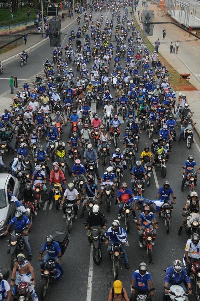 Depois de vencer o Vitria por 3 a 1 no Barrado, em Salvador, na noite de 13 de novembro de 2013, e confirmar o tricampeonato brasileiro, o Cruzeiro desembarcou em Confins numa quinta-feira e foi recebido por milhares de pessoas nas ruas de Belo Horizonte. O elenco desfilou em carro pela Avenida Antnio Carlos, pela Avenida Afonso Pena, no Centro, e foi em direo  sede do Barro Preto. Esta, sem dvida, foi a festa que envolveu o maior nmero de pessoas na capital mineira.