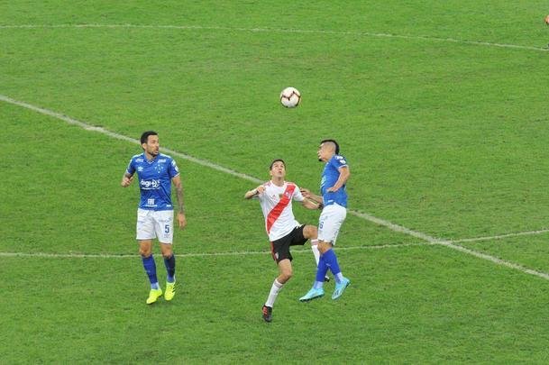 River teve boas chances no primeiro tempo e parou nas defesas de Fbio