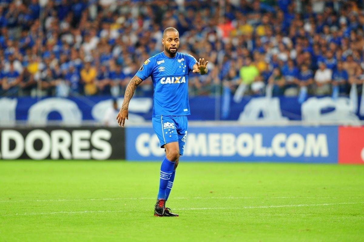 Um dos grandes jogadores do Cruzeiro na temporada, Ded voltou de nova recuperao de cirurgia e conseguiu recuperar espao at na Seleo Brasileira. Titular absoluto da zaga celeste, foi fundamental na conquista da Copa do Brasil. O camisa 26 marcou trs gols e deu uma assistncia. 