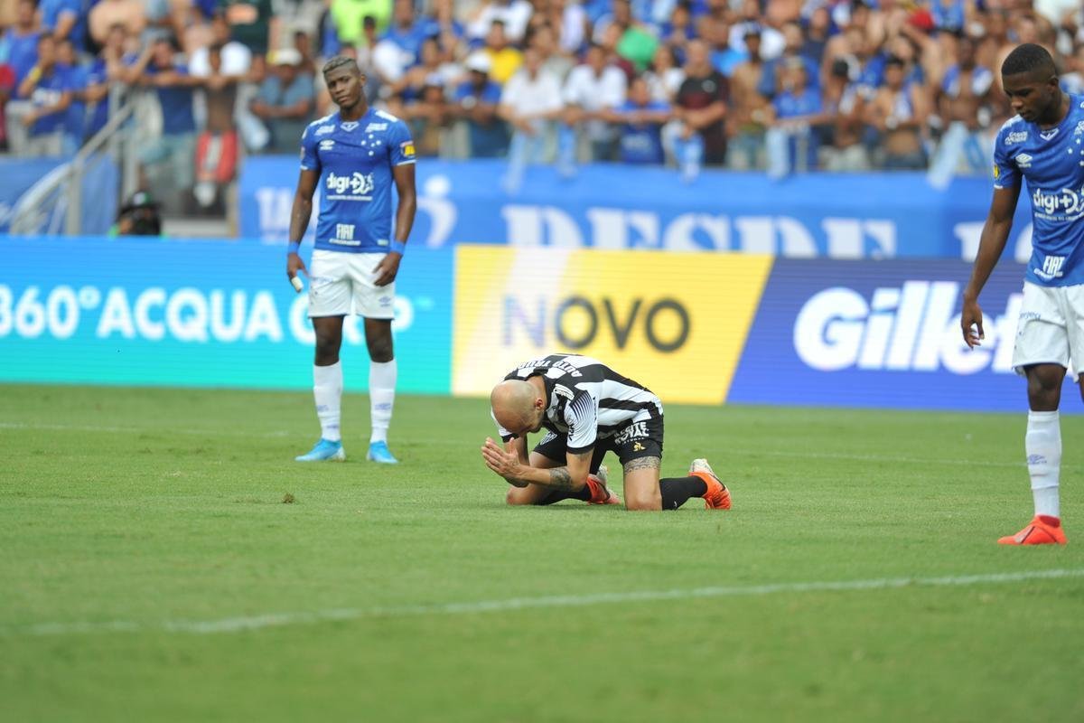 Fotos do primeiro tempo do clssico entre Cruzeiro e Atltico, no Mineiro, pelo Brasileiro