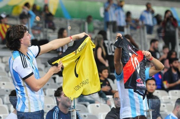 Torcedores na partida entre Argentina e Paraguai, no Mineiro, pela Copa Amrica