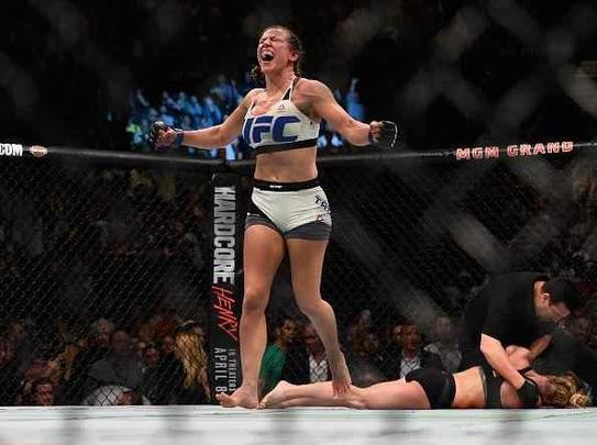 Miesha Tate finaliza Holly Holm com mata-leão, no quinto round, e conquista cinturão peso galo
