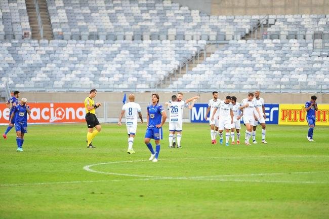 Com gols de Marcos Serrato e Renato (2), o Ava venceu o Cruzeiro por 3 a 0, neste sbado, no Mineiro, pela 12 rodada da Srie B