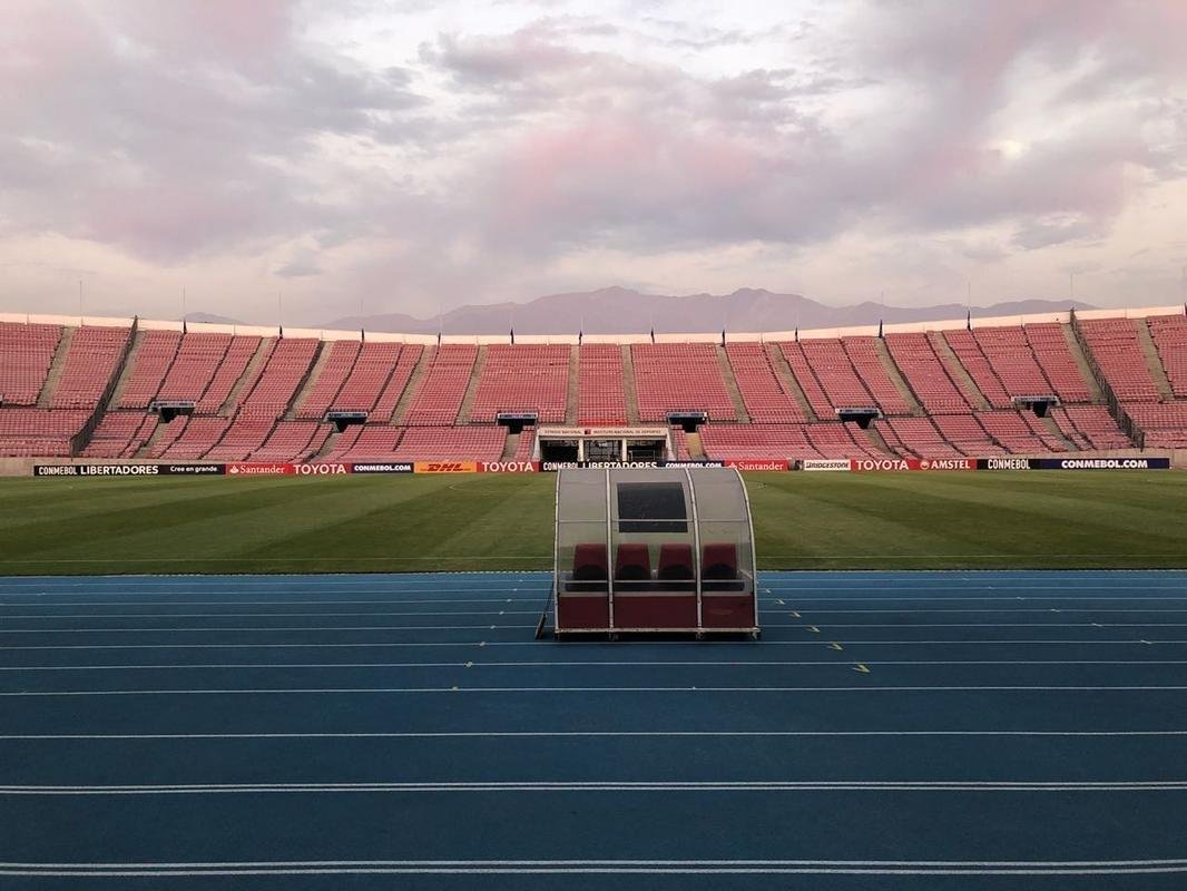 Na vspera de jogo contra a Universidad de Chile, pela Copa Libertadores, elenco do Cruzeiro fez reconhecimento de gramado do Estdio Nacional, em Santiago (Lauro Lopes/TV Alterosa)