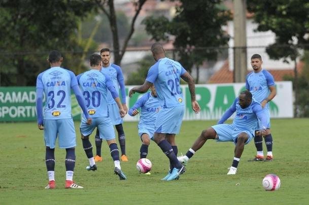 Em atividade na Toca da Raposa II, tcnico Mano Menezes mostrou provvel escalao do Cruzeiro para o jogo contra o Boa: Rafael; Nonoca, Ded, Digo e Marcelo Hermes; Lucas Romero e Bruno Silva; Rafael Sobis, Thiago Neves e Mancuello; Raniel (fotos: Juarez Rodrigues/EM D.A Press)