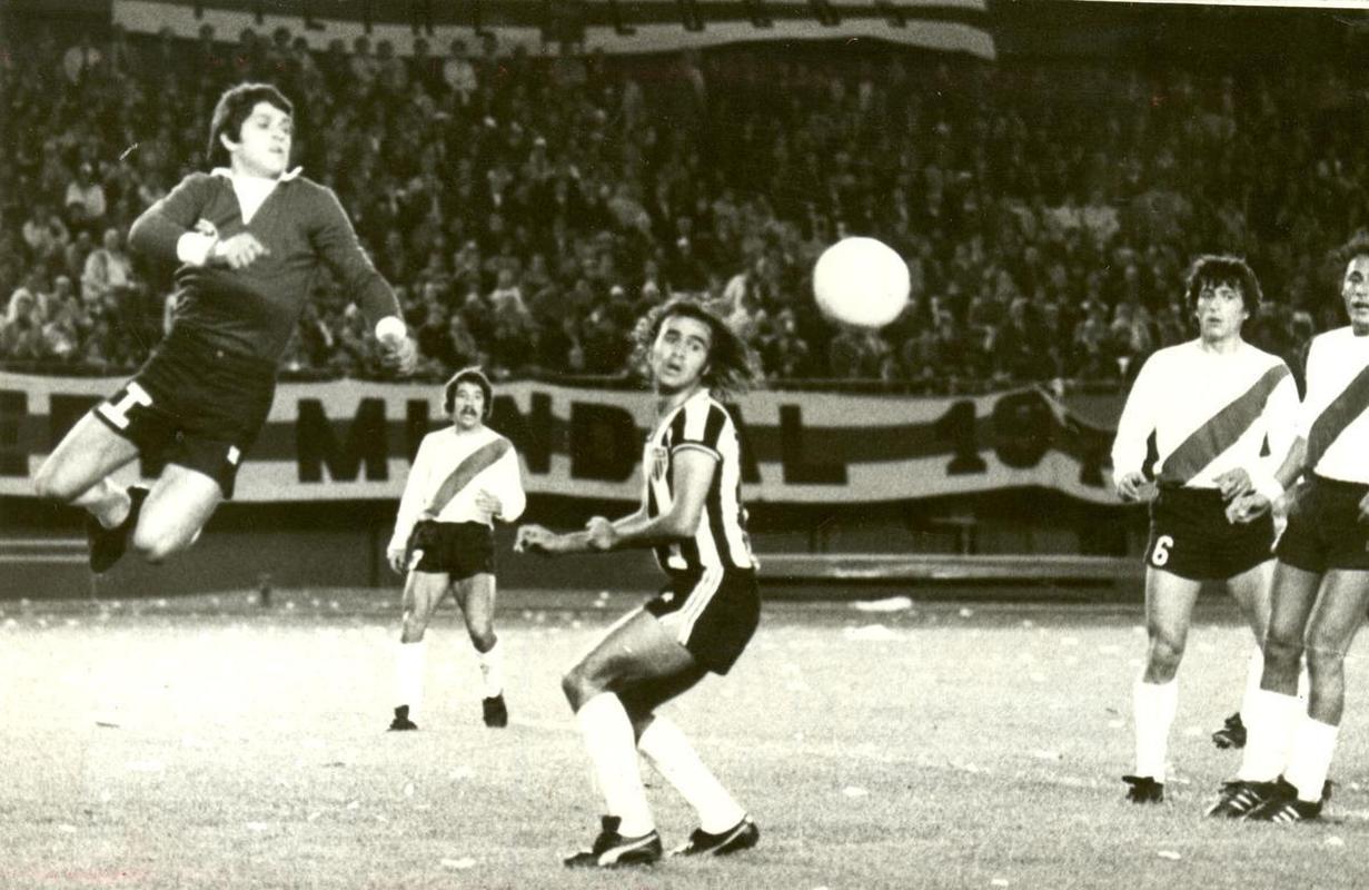 O primeiro confronto entre as equipes aconteceu na fase semifinal da Copa Libertadores de 1978. No Monumental de Nuez, em Buenos Aires, vitria dos donos da casa por 1 a 0, gol de Juan Jos Lopez, aos 8 minutos do primeiro tempo.