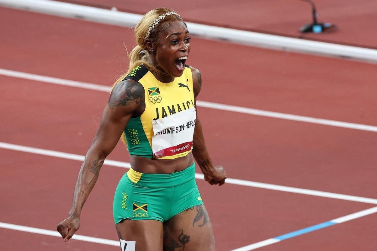 Fotos espetaculares da vitria da jamaicana Elaine Thompson-Herah nos 100m rasos dos Jogos Olmpicos de Tquio com o tempo de 10s61. A velocista quebrou o recorde olmpico e comandou o pdio jamaicano ao lado de Ann Fraser-Pryce, prata, e Shericka Jackson, bronze.