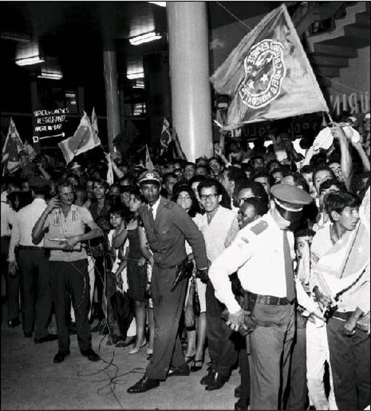 Em 7 de dezembro de 1966, o Cruzeiro conquistou a Taa Brasil, seu primeiro ttulo brasileiro, ao derrotar o Santos de Pel por 3 a 2, no Pacaembu, em So Paulo. Na chegada a Belo Horizonte, os jogadores foram recebidos com muita festa no Aeroporto da Pampulha. Houve desfile em carro aberto e uma homenagem na sede do Governo de Minas.