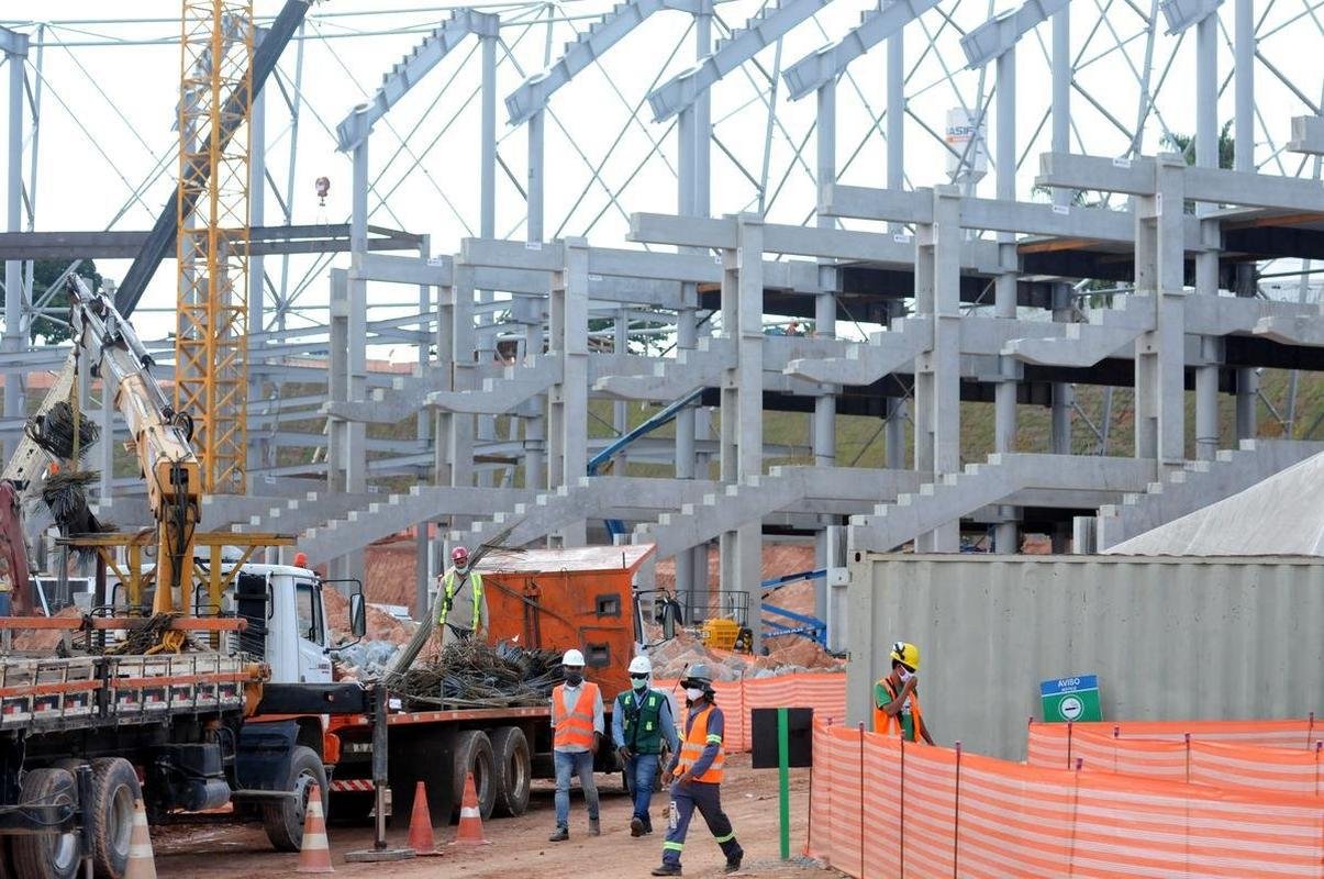 Arena MRV completa um ano de obras neste 20 de abril de 2021. Veja como est o andamento da construo do estdio do Atltico, que tem previso de ficar pronto em outubro de 2022. Sero 46 mil lugares, 2.333 vagas de estacionamento, 40 bares e 80 camarotes. O empreendimento fica no bairro Califrnia, em Belo Horizonte. (Fotos de Gladyston Rodrigues/EM/D. A Press)