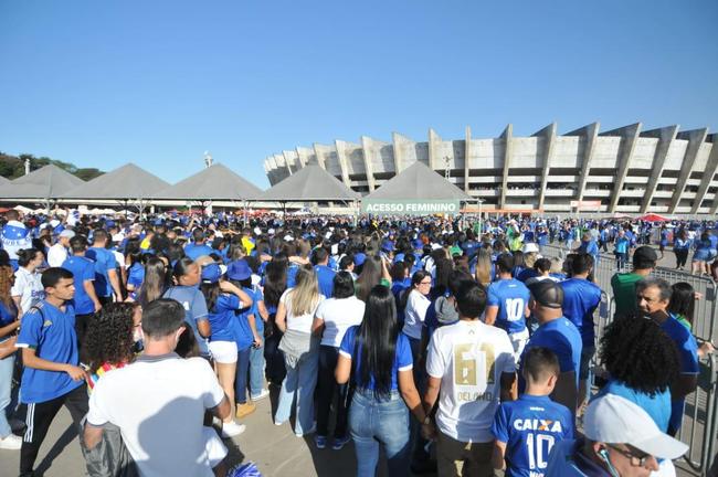 Chegada da torcida do Cruzeiro ao Mineiro para o jogo contra a Ponte Preta pela 13 rodada da Srie B do Campeonato Brasileiro. Estdio voltou a receber grande pblico