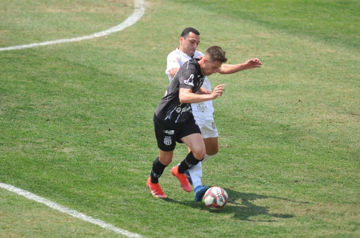 Cruzeiro e Ponte Preta se enfrentaram numa manh de forte calor em Sete Lagoas