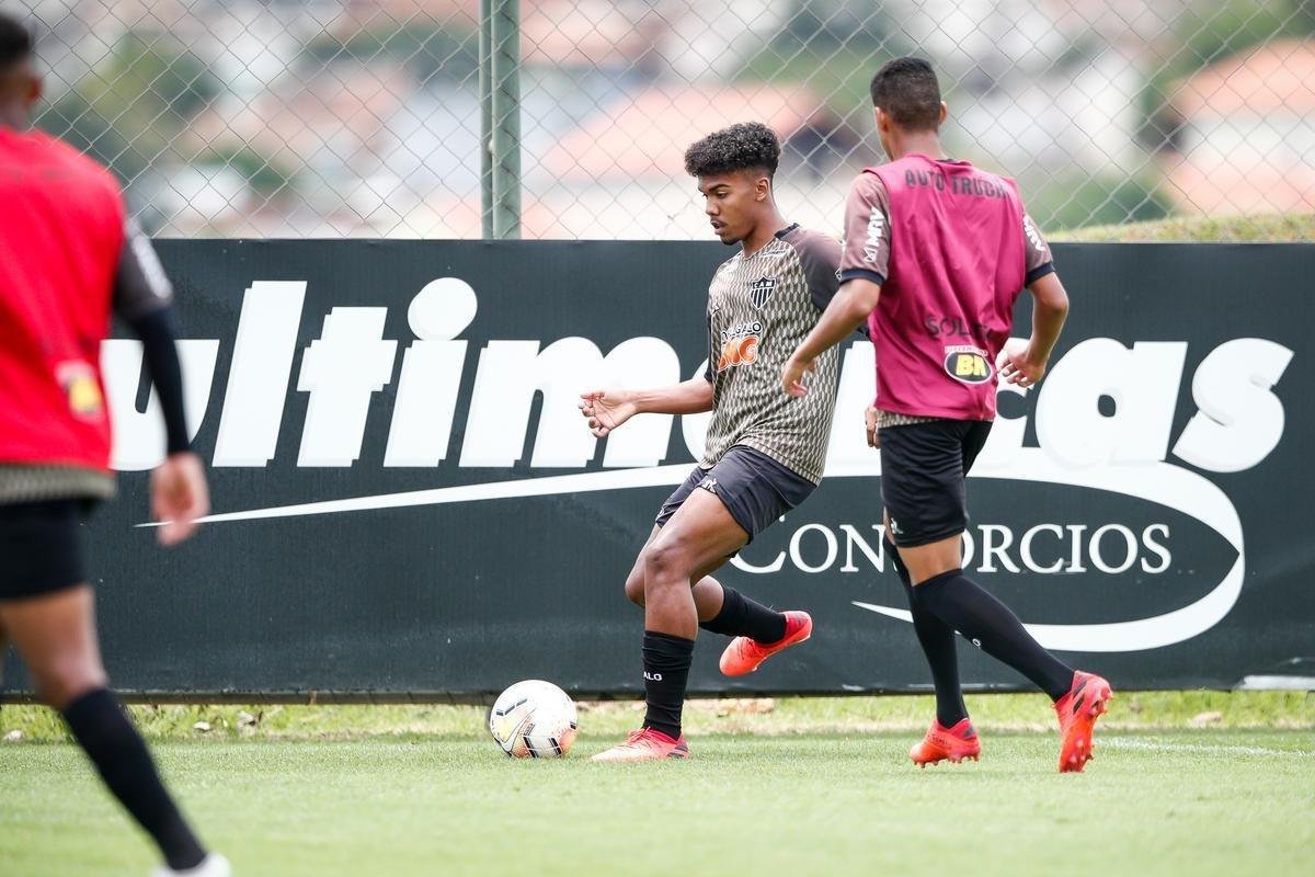 Imagens do primeiro treino de Eduardo Vargas pelo Atltico