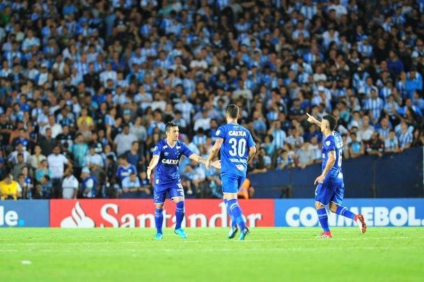 No segundo tempo, Lautaro Martnez marcou o terceiro dele no jogo, Robinho fez de falta para o Cruzeiro e Solari deu nmeros finais ao placar: Racing 4 x 2 Cruzeiro