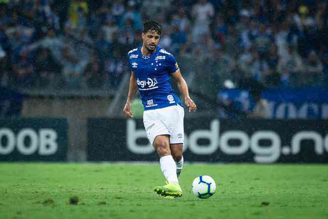 Defender Leo for Cruzeiro in 2019
