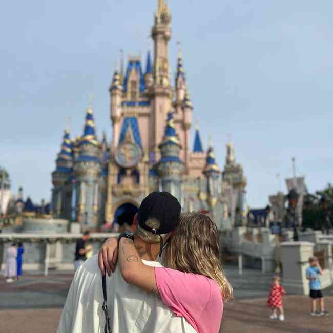 El lateral derecho Guga con su novia en Disney
