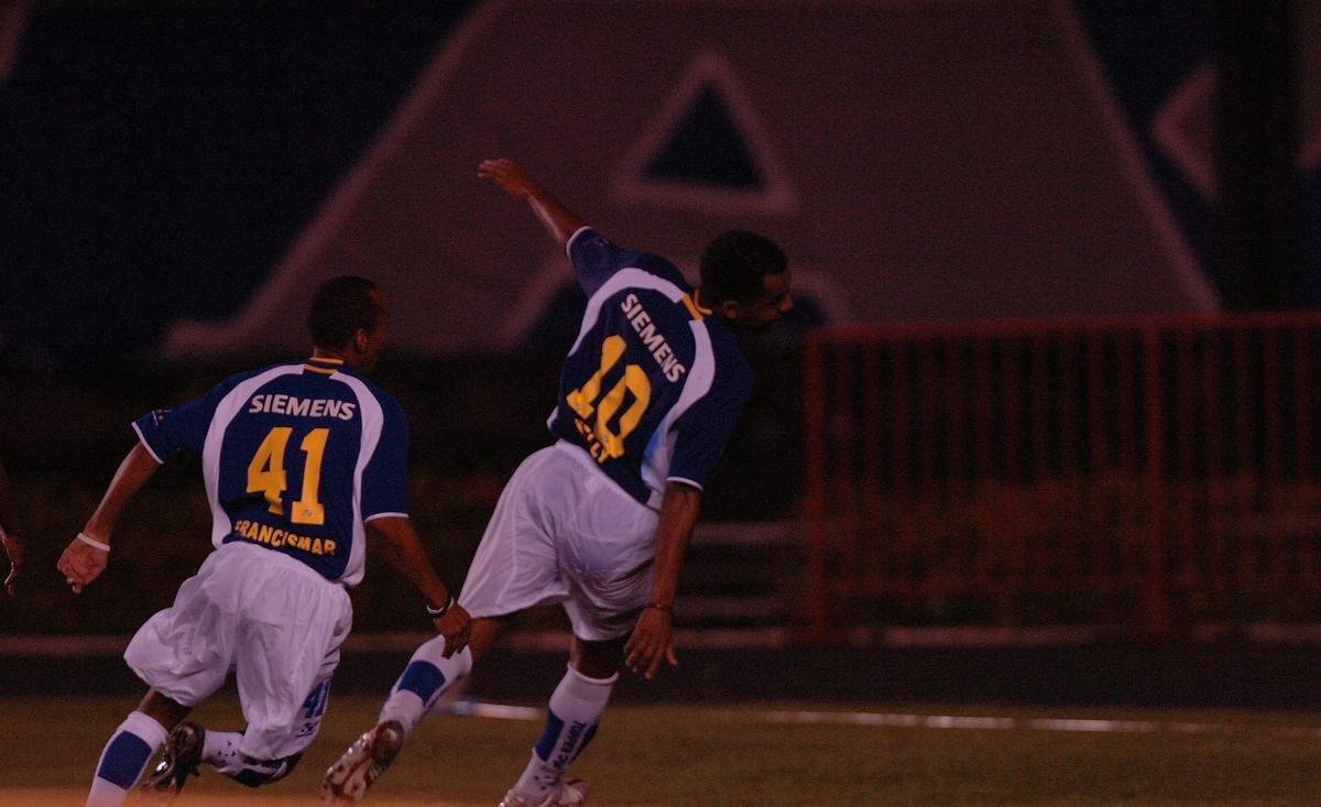 O meia Kelly vestiu a camisa 10 do Cruzeiro em 2005 e fez uma tima temporada. Foram 22 gols em 61 jogos. O desempenho em alto nvel chamou ateno do Al Ain, dos Emirados rabes, que o contratou na temporada seguinte.