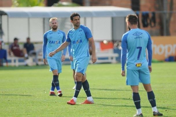 Mano Menezes voltou a fechar treino na Toca da Raposa II e permitiu imagens apenas do aquecimento. O certo  que o treinador voltar a contar com o Cruzeiro ideal diante do Boca Juniors, na quinta-feira, no Mineiro. Todos os atletas esto  disposio para duelo de volta das quartas de final da Libertadores