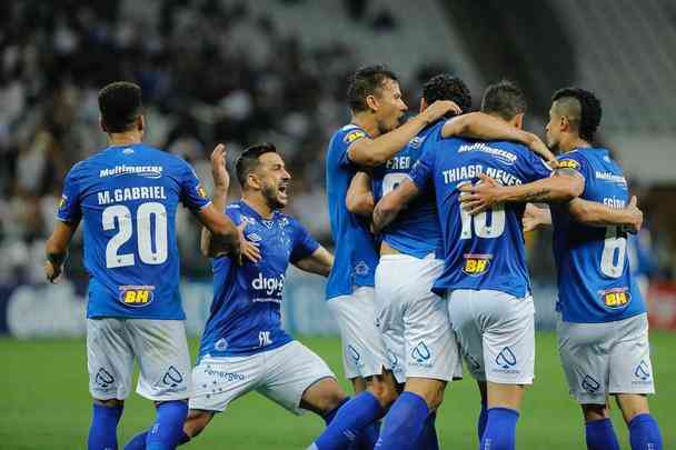 Com gols de Fred e Éderson, Cruzeiro venceu Corinthians de virada, por 2 a 1, em São Paulo, e saiu da zona de rebaixamento do Campeonato Brasileiro