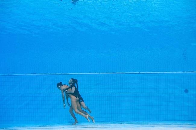 Nadadora Anita lvarez  resgatada pela treinadora Andrea Fuentes aps desmaiar na piscina durante a prova final do solo livre de nado artstico no Mundial de Esportes Aquticos de Budapeste, na Hungria