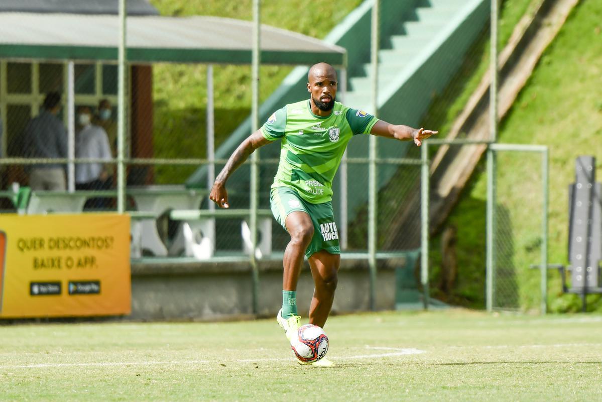 O Amrica treinou nesta quarta-feira (10), no CT Lanna Drumond, em Belo Horizonte. A atividade visou o confronto contra a Caldense, pela 4 rodada do Campeonato Mineiro. A partida ser realizada no Estdio Independncia, s 21h do prximo sbado (13).