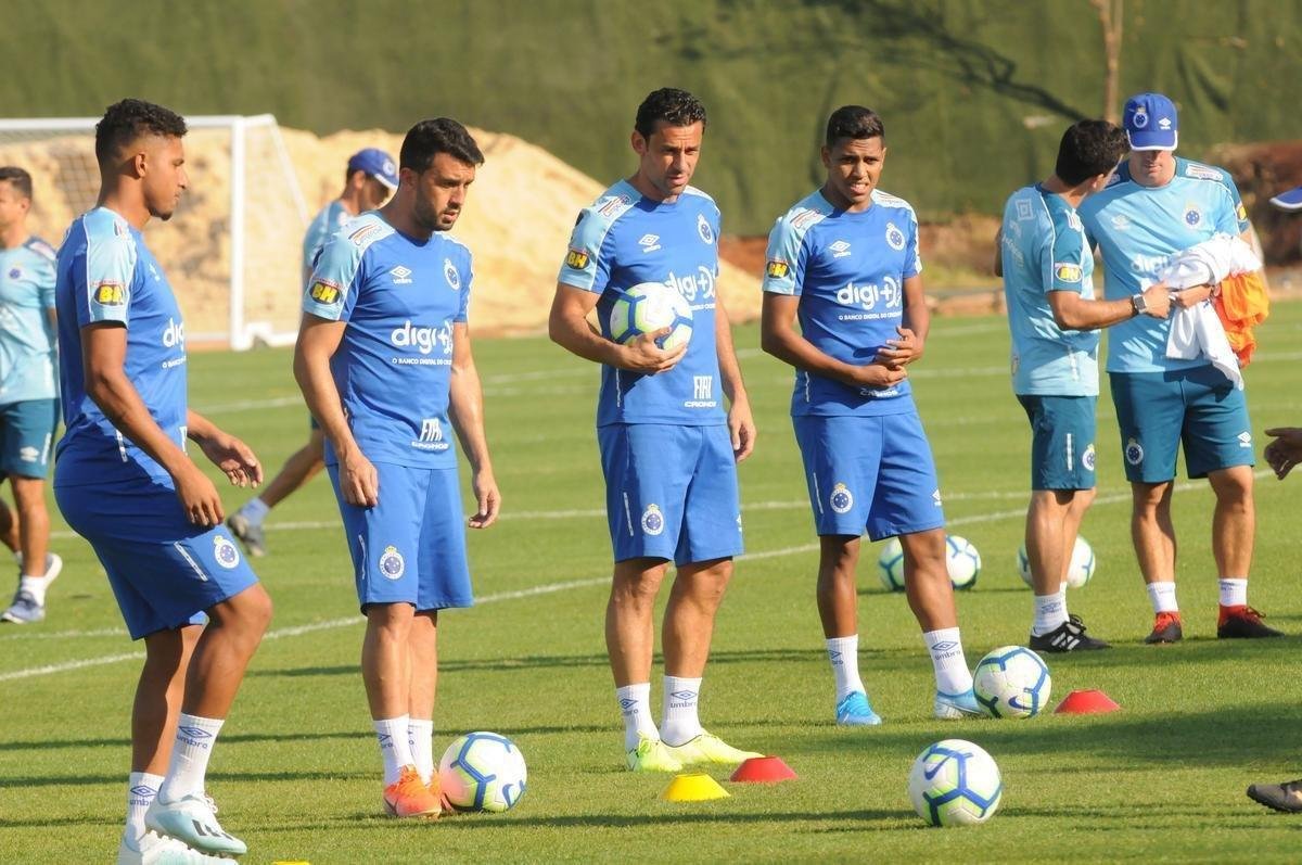 Cruzeiro fez nesta segunda-feira  tarde, na Toca da Raposa II, o ltimo treino em Belo Horizonte antes da partida contra o Internacional, quarta, no Beira-Rio, pela semifinal da Copa do Brasil. O tcnico Rogrio Ceni deve escalar Fbio; Edilson, Ded, Fabrcio Bruno (Leo) e Egdio (Dod); Henrique e Robinho; Marquinhos Gabriel; Thiago Neves e David; Pedro Rocha. Servindo  Seleo Colombiana, Orejuela est fora do jogo.