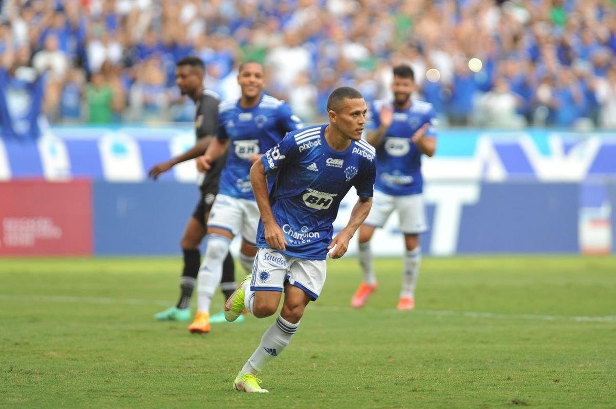 Joo Paulo marcou o primeiro gol do Cruzeiro, em cobrana de pnalti: 1 a 0