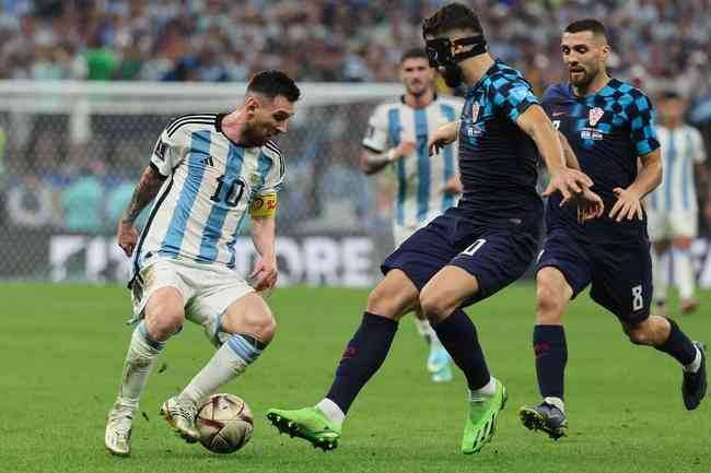 Messi e Álvarez comandam, Argentina atropela Croácia e vai à final