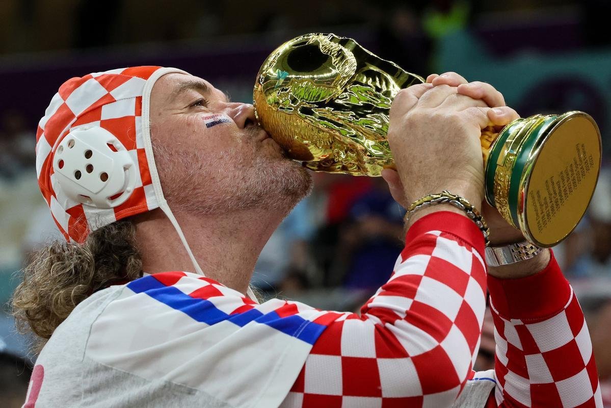 Imagens das torcidas de Argentina e Crocia no duelo pela semifinal da Copa do Mundo do Catar, no estdio Lusail