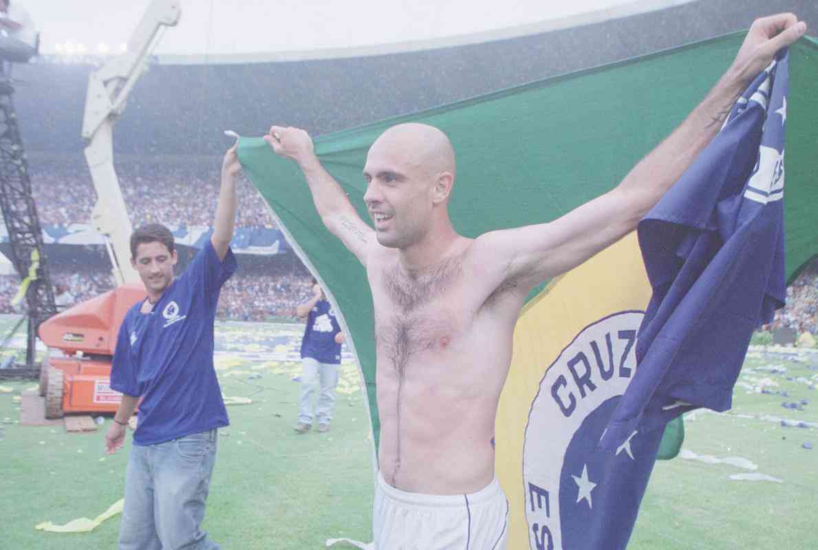 Cris comemora o ttulo brasileiro de 2003, no Mineiro