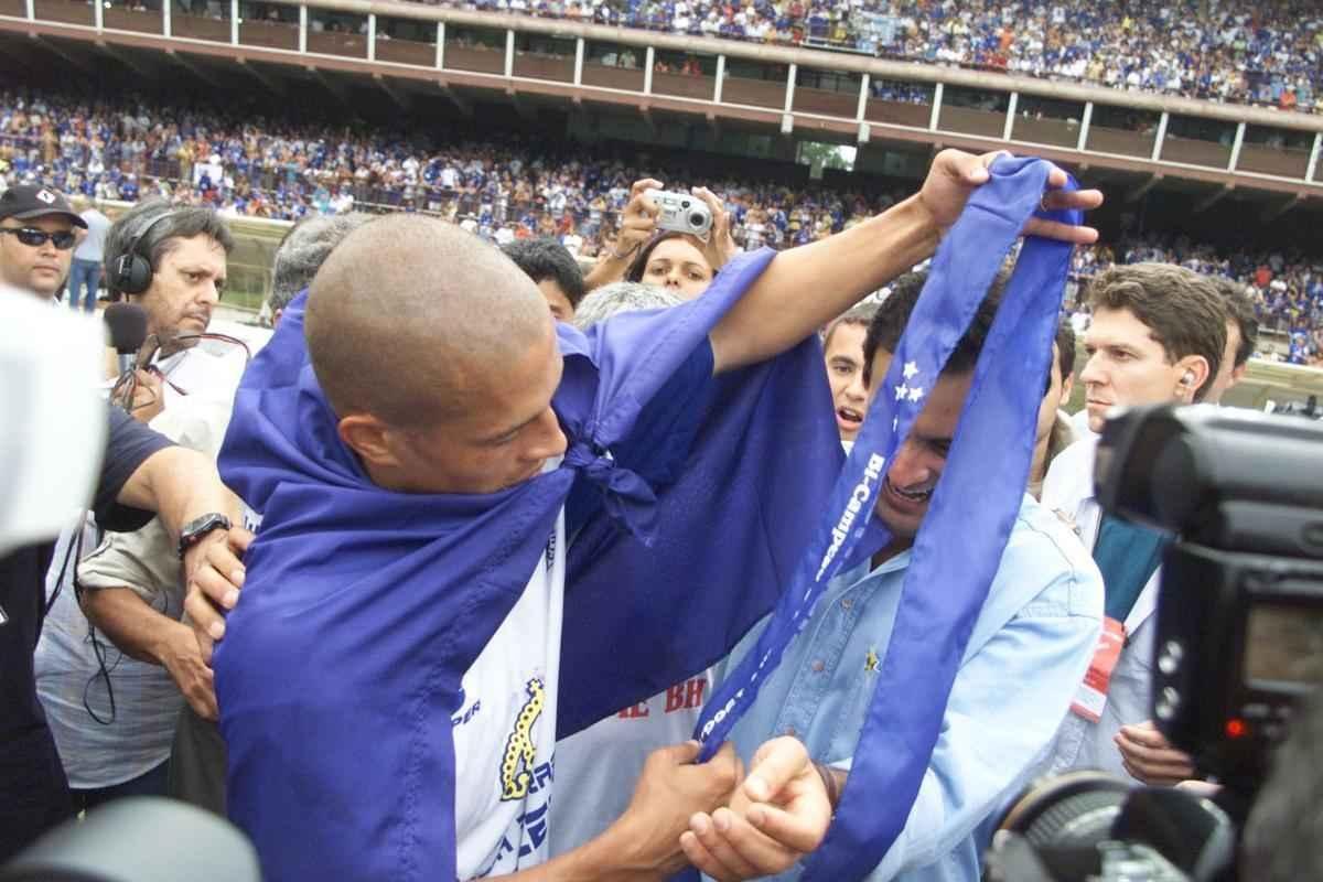 Depois da vitria por 2 a 1 sobre o Paysandu naquele 30 de novembro, no Mineiro, resultado que confirmou o ttulo brasileiro de 2003 com duas rodadas de antecedncia, jogadores do Cruzeiro, comisso tcnica e diretoria promoveram uma grande festa no gramado. Sem a taa oficial da CBF, o elenco deu a volta olmpica com trofus simblicos. Os mais de 75 mil presentes festejaram a indita Trplice Coroa no futebol brasileiro. Antes, o clube celeste j havia conquistado o Campeonato Mineiro de forma invicta e a Copa do Brasil.