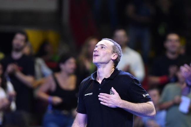 Cercado de amigos, familiares e com carinho do pblico, Bruno Soares se despediu oficialmente do tnis neste sbado (26), no Mineirinho, em BH. Multicampeo, tenista mineiro, de 40 anos, dividiu a quadra com Bob Bryan, Marcelo Melo e Rafael Matos