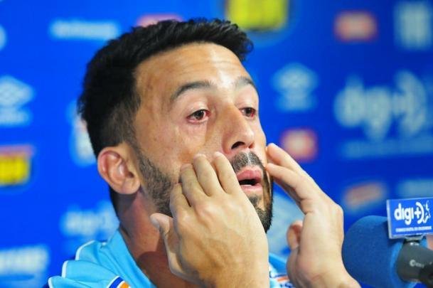 Lateral-direito Edilson se emocionou ao comentar situao vivida na Venezuela