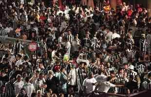 Atleticanos invadiram o Mineiro no jogo contra o Grmio e bateram recorde de pblico no Brasileiro; veja fotos do entorno do estdio antes da partida