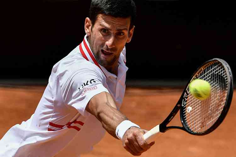 Djokovic vira sobre Tsitsipas em jogo adiado pela chuva e vai à semifinal  de Roma